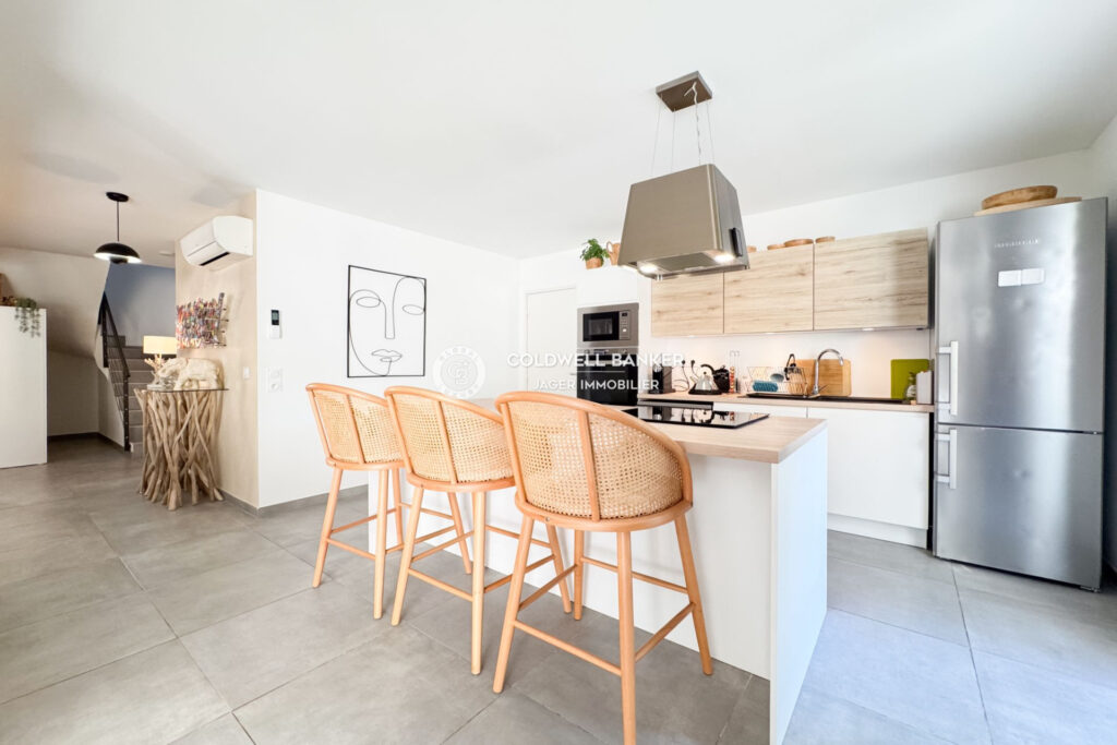 Villa récente avec piscine à pied de la plage  – 5 pièces – 4 chambres – 181.00 m²