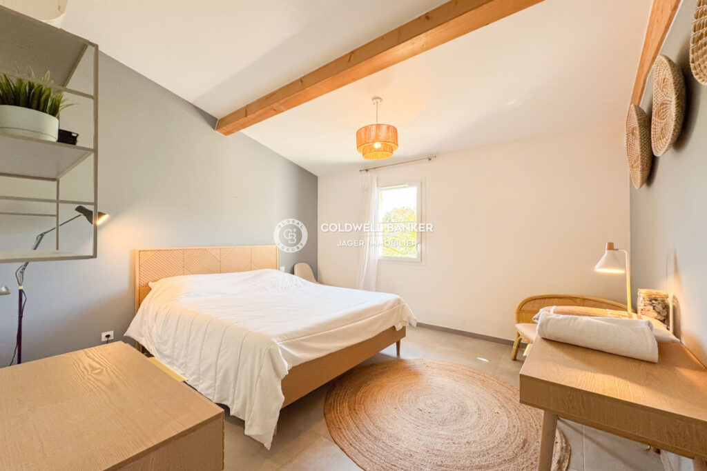 Villa récente avec piscine à pied de la plage  – 5 pièces – 4 chambres – 181.00 m²