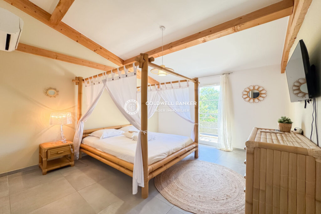 Villa récente avec piscine à pied de la plage  – 5 pièces – 4 chambres – 181.00 m²