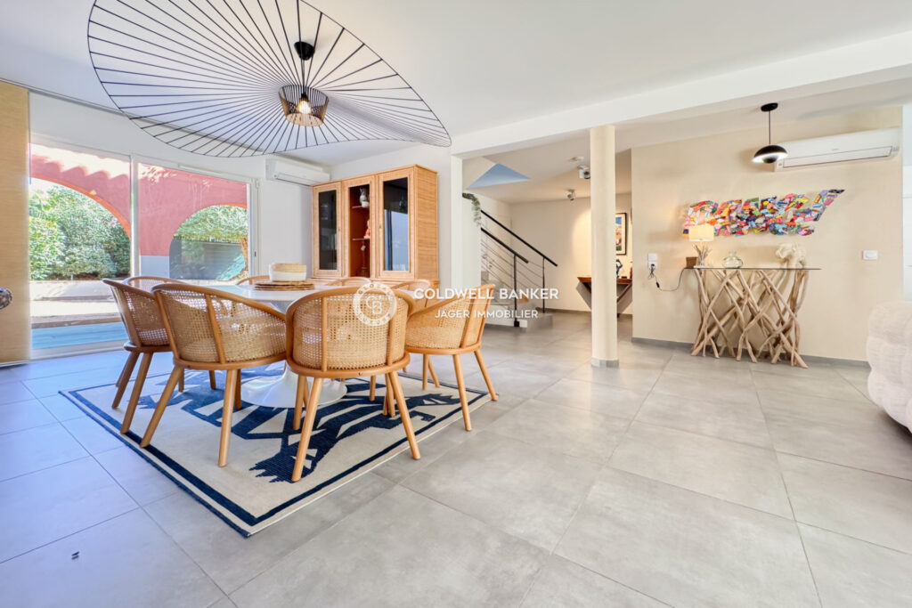 Villa récente avec piscine à pied de la plage  – 5 pièces – 4 chambres – 181.00 m²