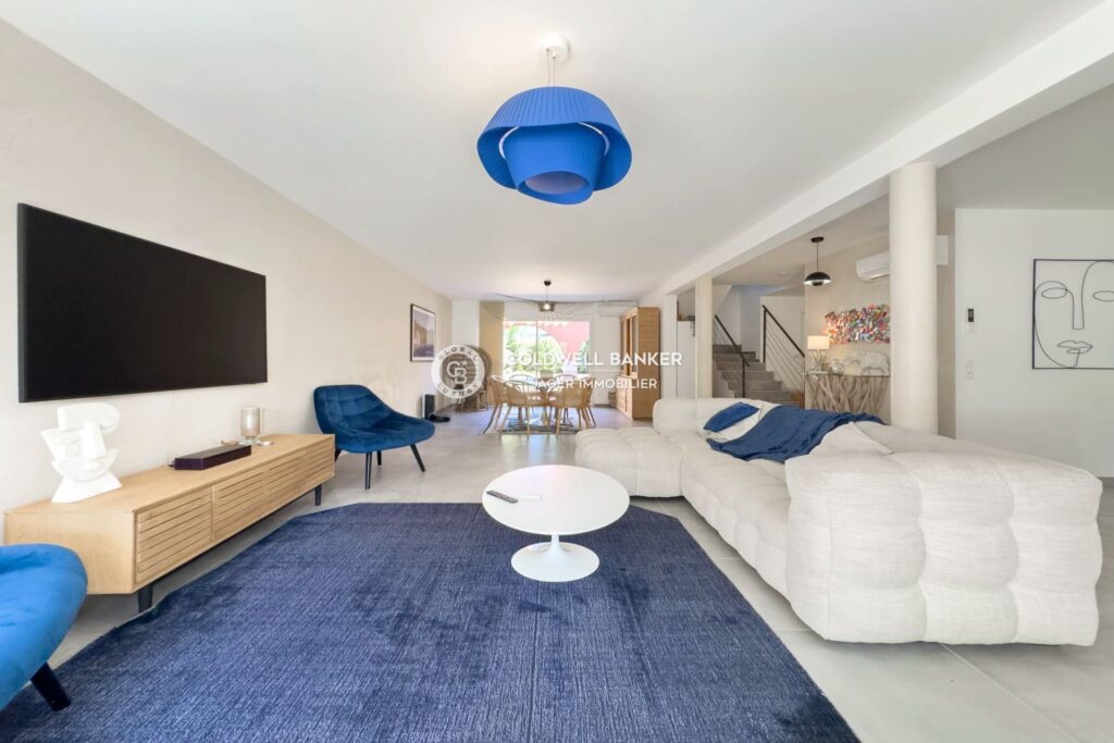 Villa récente avec piscine à pied de la plage  – 5 pièces – 4 chambres – 181.00 m²