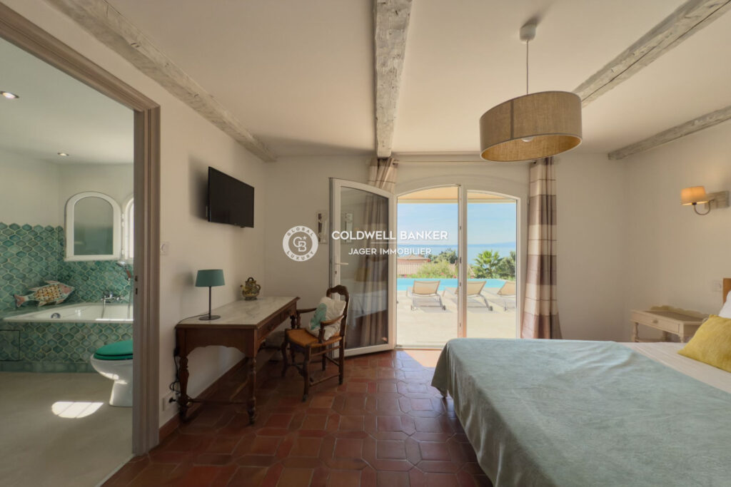 Villa 6 chambres aux Issambres  Vue mer panoramique et double – 7 pièces – 6 chambres – 225.00 m²