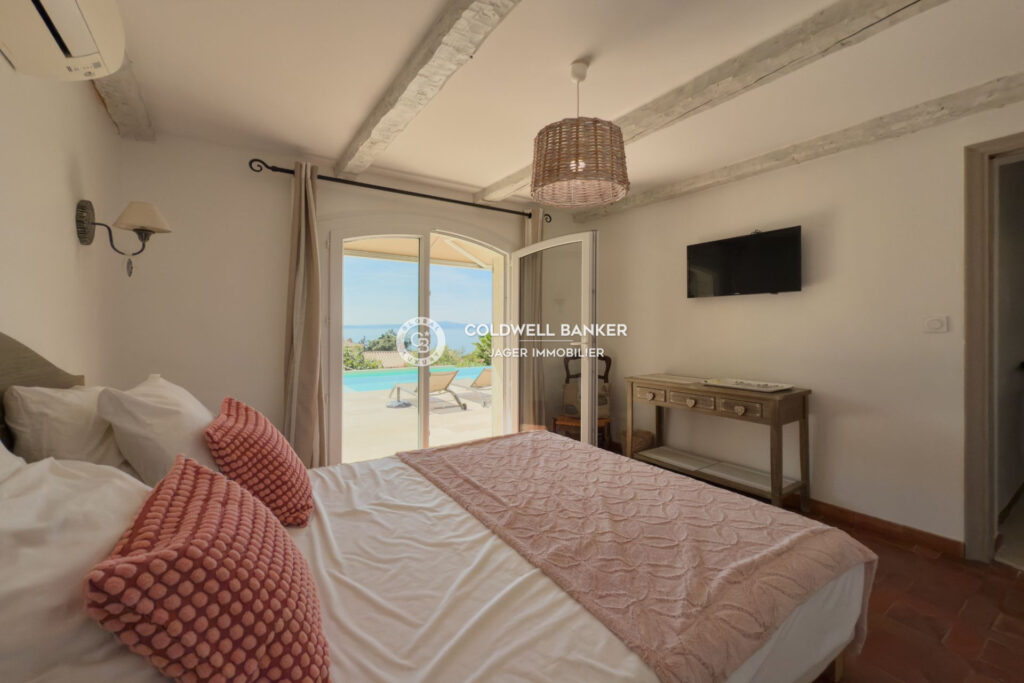 Villa 6 chambres aux Issambres  Vue mer panoramique et double – 7 pièces – 6 chambres – 225.00 m²