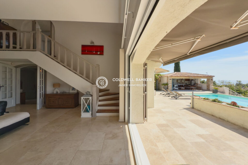 Villa 6 chambres aux Issambres  Vue mer panoramique et double – 7 pièces – 6 chambres – 225.00 m²