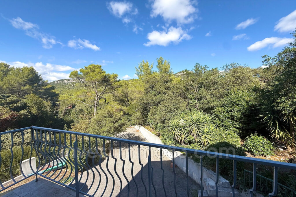 Dans un cadre verdoyant, sur les hauteurs de LA-VALETTE-DU-VAR – 5 pièces – 4 chambres – 125.00 m²