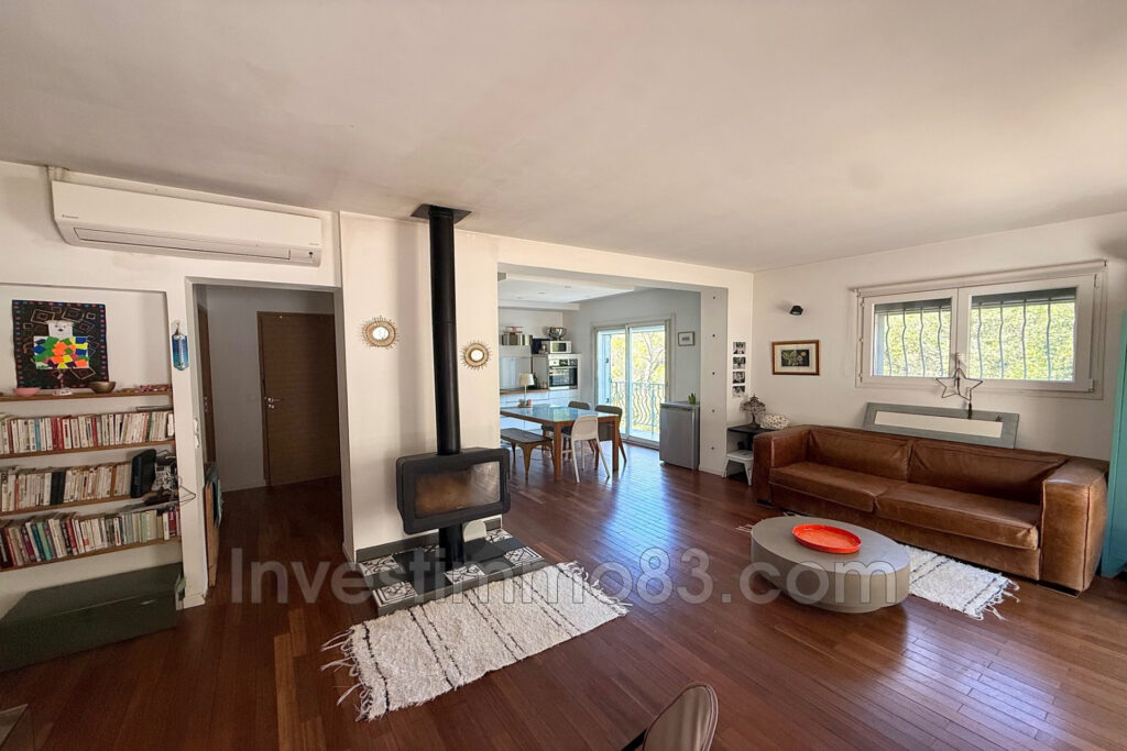 Dans un cadre verdoyant, sur les hauteurs de LA-VALETTE-DU-VAR – 5 pièces – 4 chambres – 125.00 m²