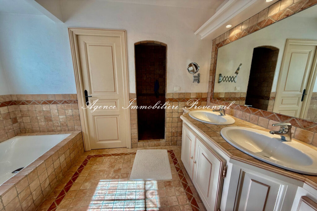 vente villa provençale 6 Pièce(s) – 6 pièces – 5 chambres – 213.00 m²