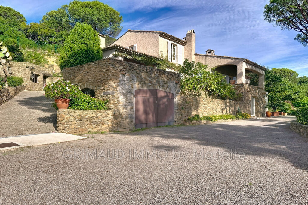 Charmante maison provençale avec vue sur le château et potenti – 11 pièces – 6 chambres – 308.00 m²