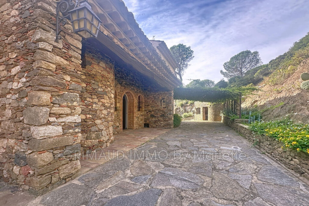 Charmante maison provençale avec vue sur le château et potenti – 11 pièces – 6 chambres – 308.00 m²