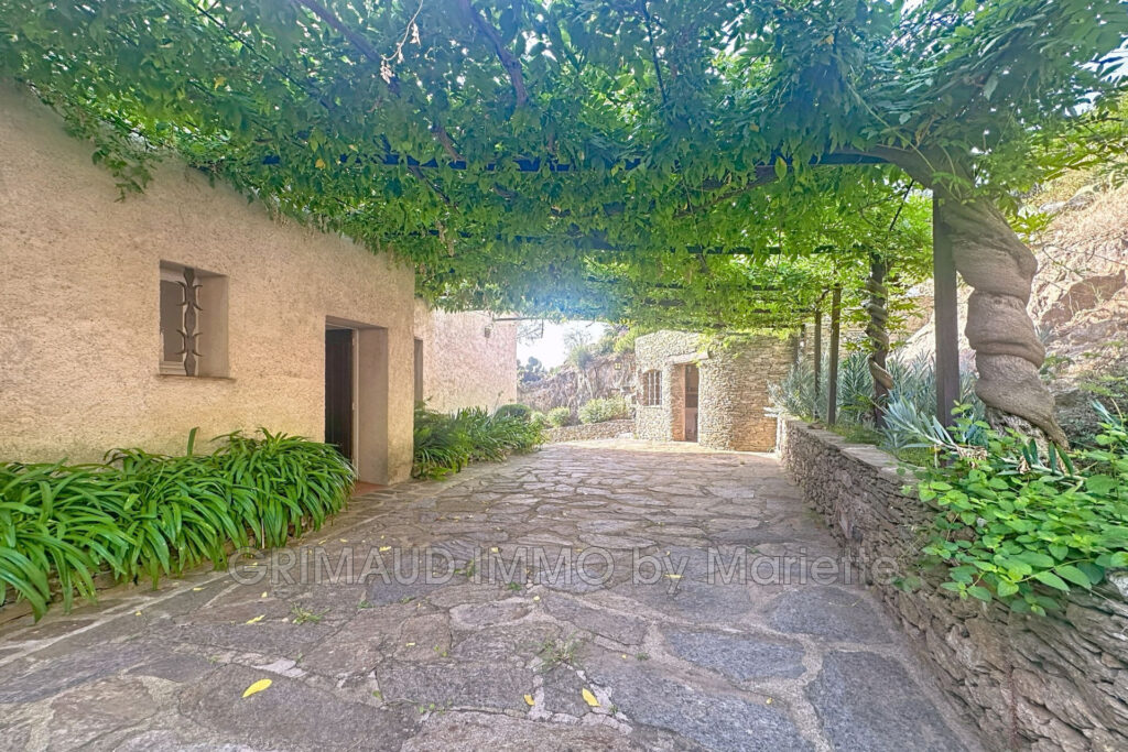 Charmante maison provençale avec vue sur le château et potenti – 11 pièces – 6 chambres – 308.00 m²