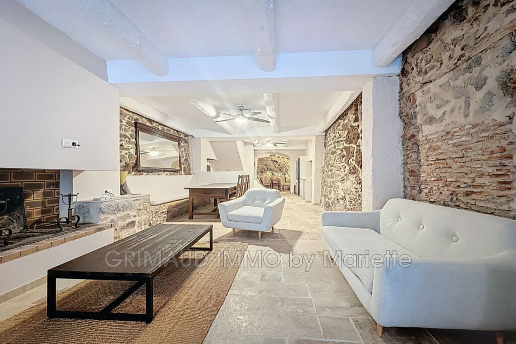 Charmante maison de village rénovée intégralement, répartie su – 3 pièces – 2 chambres – 86.00 m²