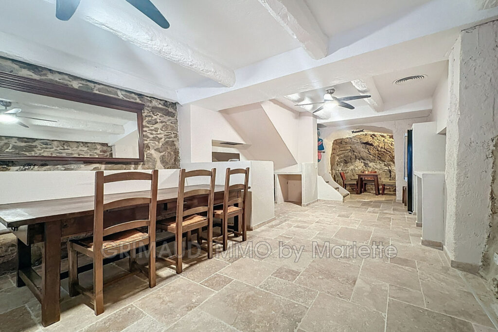 Charmante maison de village rénovée intégralement, répartie su – 3 pièces – 2 chambres – 86.00 m²