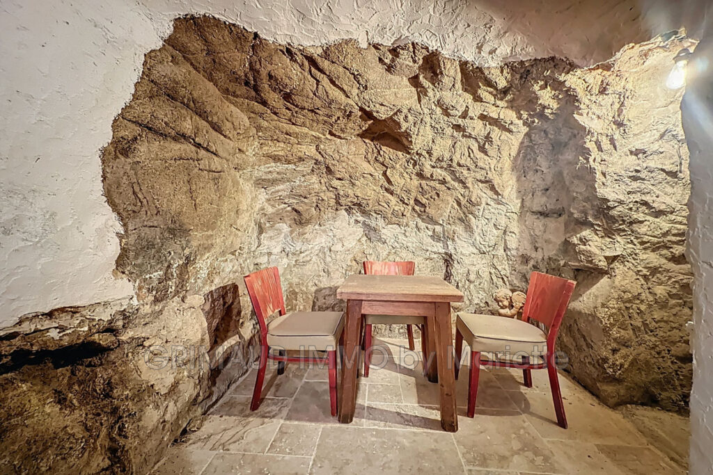 Charmante maison de village rénovée intégralement, répartie su – 3 pièces – 2 chambres – 86.00 m²