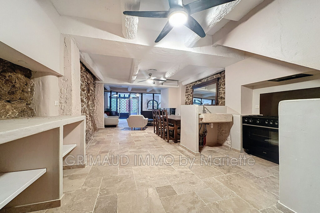 Charmante maison de village rénovée intégralement, répartie su – 3 pièces – 2 chambres – 86.00 m²