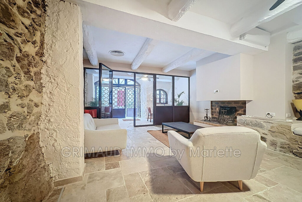 Charmante maison de village rénovée intégralement, répartie su – 3 pièces – 2 chambres – 86.00 m²