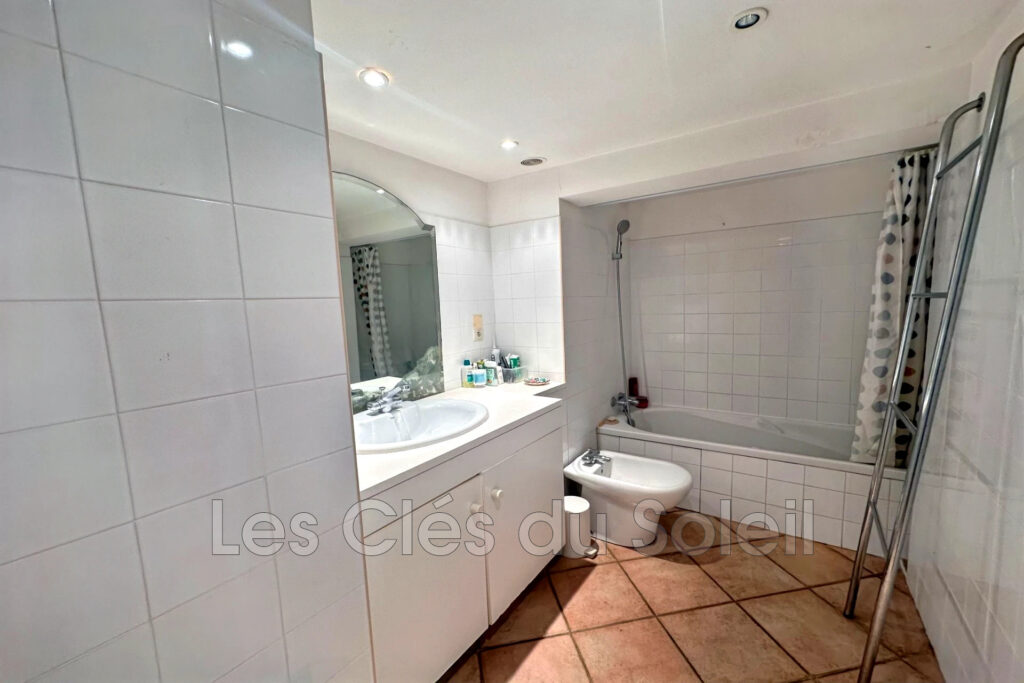 Maison de village à 500 m de la plage de l’Almanarre et à 2 pa – 4 pièces – 3 chambres – 91.80 m²