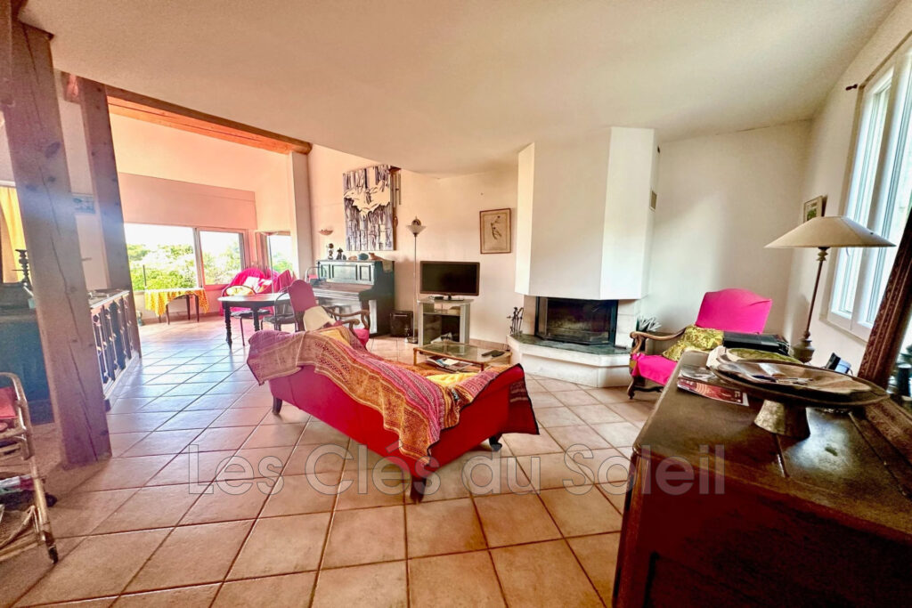 Maison de village à 500 m de la plage de l’Almanarre et à 2 pa – 4 pièces – 3 chambres – 91.80 m²