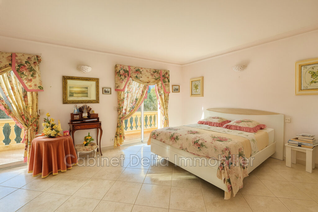 Située entre plages et centre ville de SANARY SUR MER – 3 pièces – 3 chambres – 250.00 m²