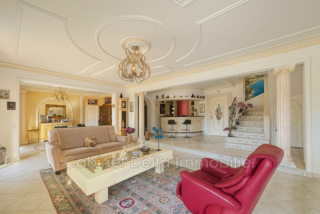 Située entre plages et centre ville de SANARY SUR MER – 3 pièces – 3 chambres – 250.00 m²