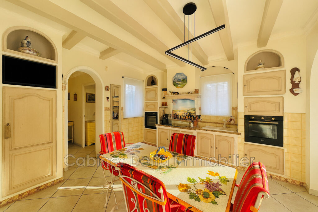 Située entre plages et centre ville de SANARY SUR MER – 3 pièces – 3 chambres – 250.00 m²