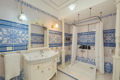 Située entre plages et centre ville de SANARY SUR MER – 3 pièces – 3 chambres – 250.00 m²