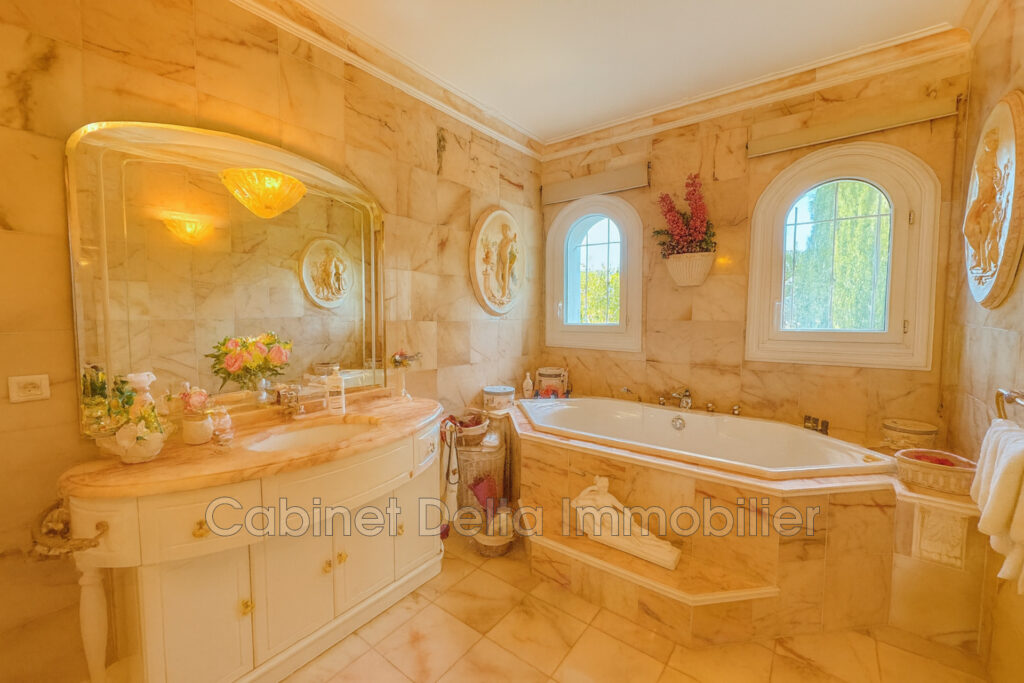 Située entre plages et centre ville de SANARY SUR MER – 3 pièces – 3 chambres – 250.00 m²