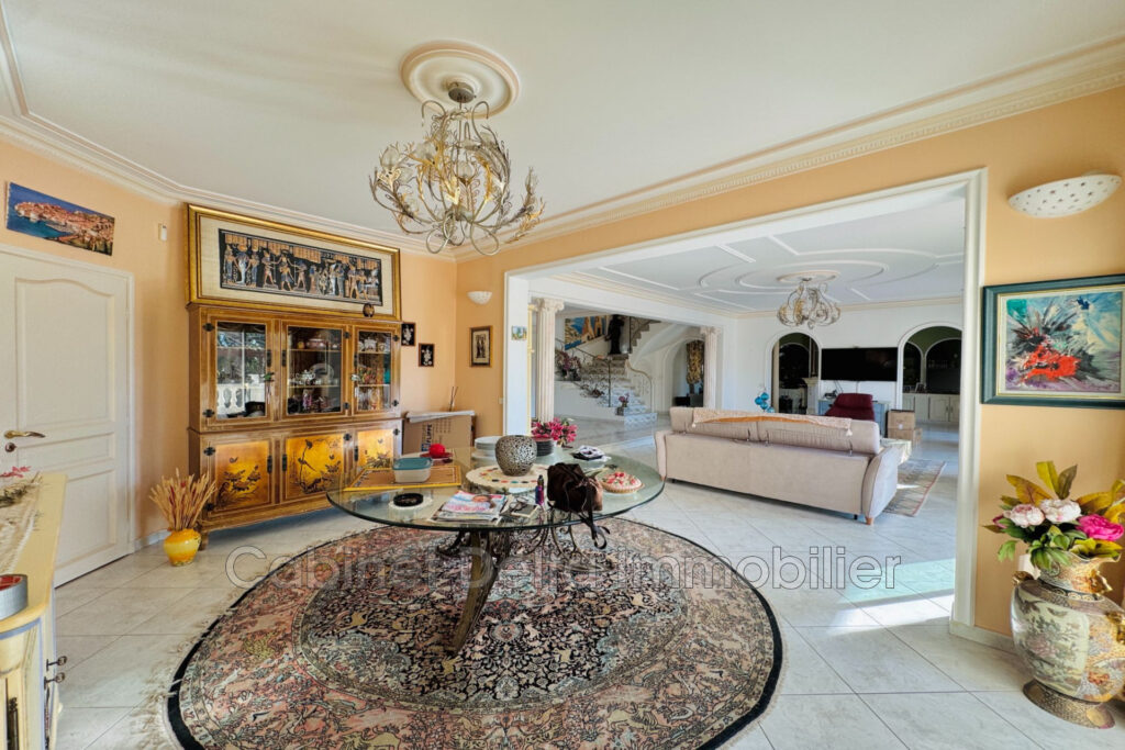 Située entre plages et centre ville de SANARY SUR MER – 3 pièces – 3 chambres – 250.00 m²