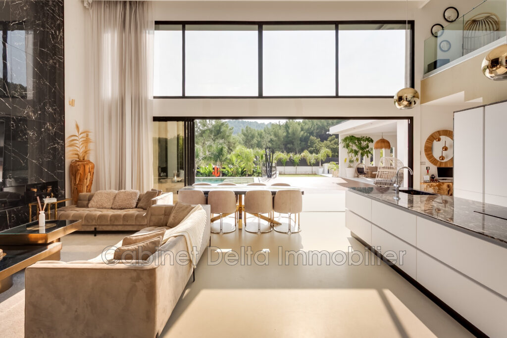 Villa contemporaine à Bandol  Dans un environnement arboré, ce – 6 pièces – 5 chambres – 195.00 m²