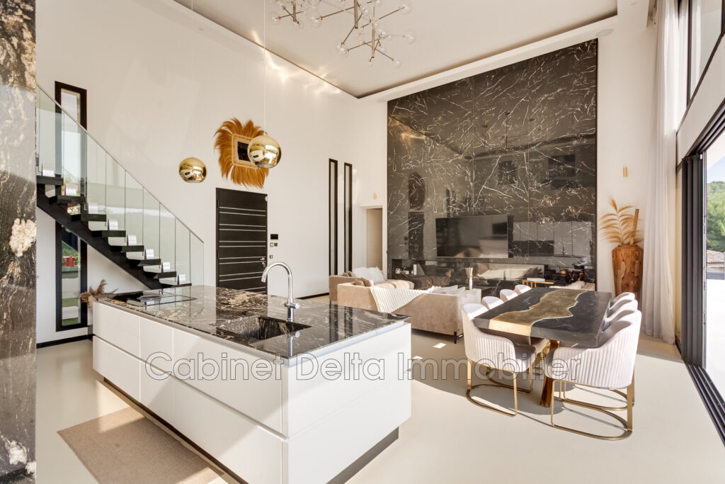 Villa contemporaine à Bandol  Dans un environnement arboré, ce – 6 pièces – 5 chambres – 195.00 m²