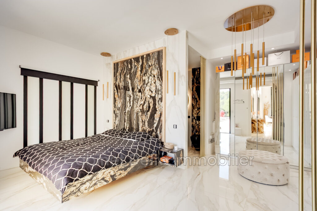 Villa contemporaine à Bandol  Dans un environnement arboré, ce – 6 pièces – 5 chambres – 195.00 m²