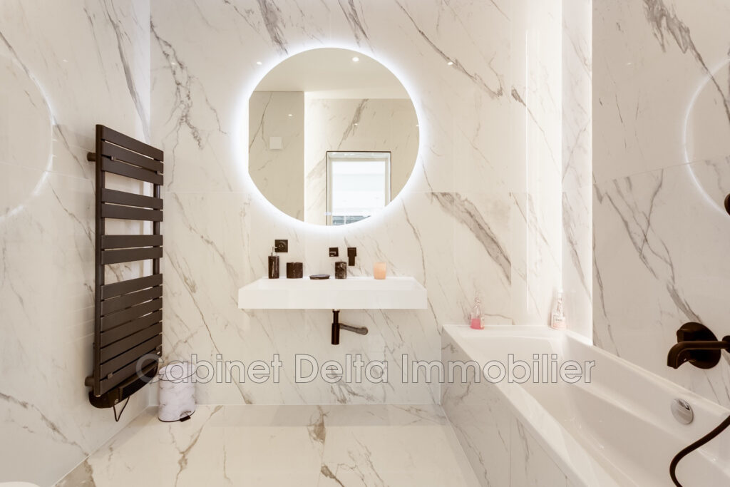 Villa contemporaine à Bandol  Dans un environnement arboré, ce – 6 pièces – 5 chambres – 195.00 m²