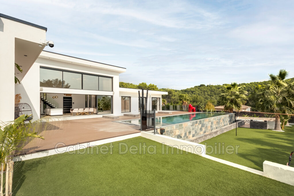 Villa contemporaine à Bandol  Dans un environnement arboré, ce – 6 pièces – 5 chambres – 195.00 m²