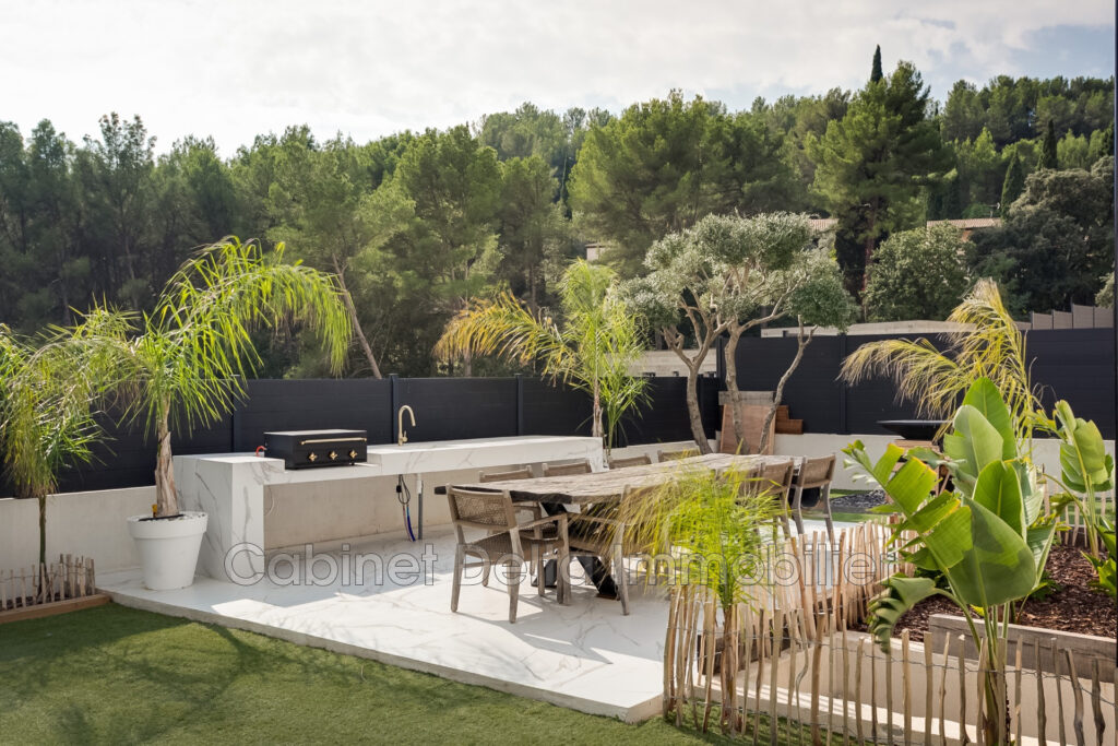 Villa contemporaine à Bandol  Dans un environnement arboré, ce – 6 pièces – 5 chambres – 195.00 m²