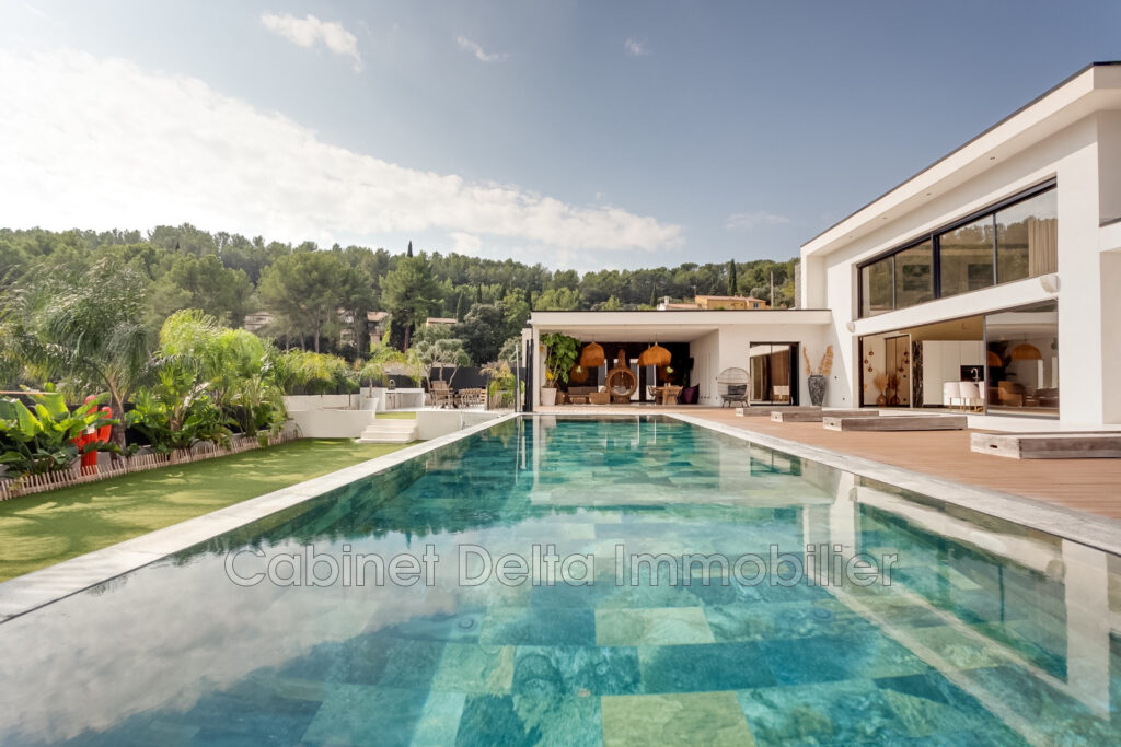 Villa contemporaine à Bandol  Dans un environnement arboré, ce – 6 pièces – 5 chambres – 195.00 m²