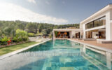 Villa contemporaine à Bandol  Dans un environnement arboré, ce – 6 pièces – 5 chambres – 195.00 m²