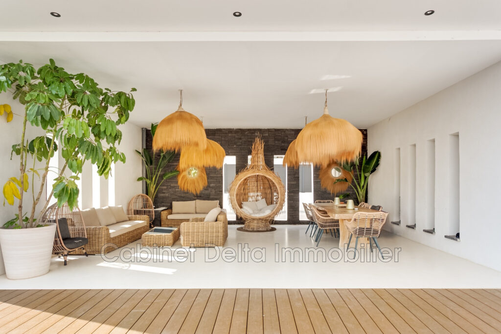 Villa contemporaine à Bandol  Dans un environnement arboré, ce – 6 pièces – 5 chambres – 195.00 m²