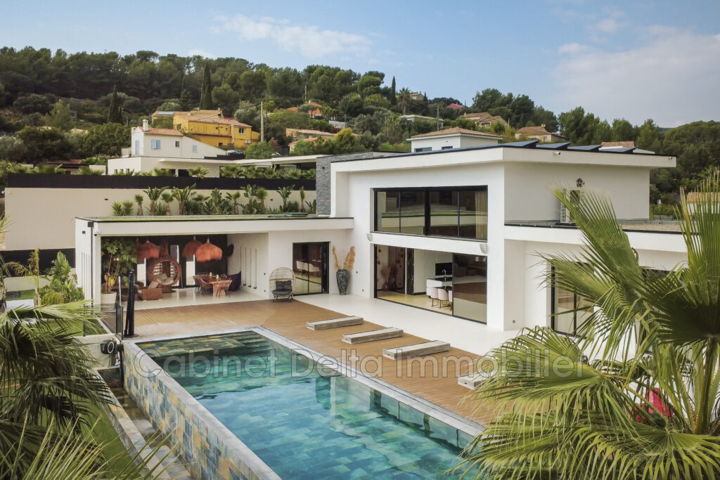 Villa contemporaine à Bandol  Dans un environnement arboré, ce – 6 pièces – 5 chambres – 195.00 m²