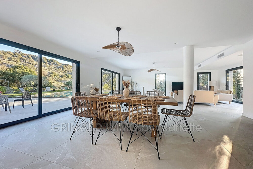 villa neuve livraison fin 2024, au calme avec 6ha de terrain.  – 5 pièces – 4 chambres – 4  – 240.00 m²