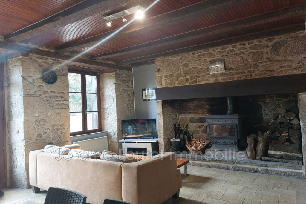 Propriété avec chambres d’hôtes  proche Égletons – 12 pièces – 8 chambres – 298.34 m²