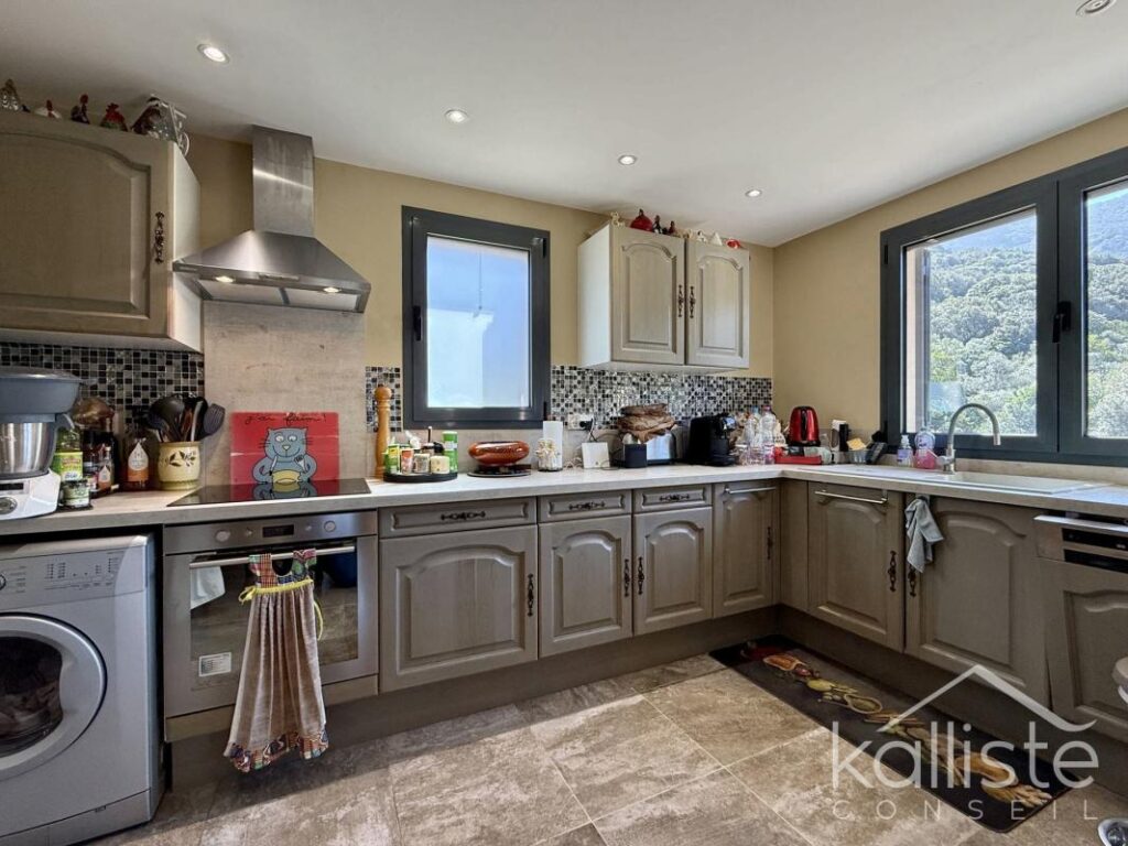 Deux maisons en parfait état au cœur du maquis avec piscine et vue mer – Propriano – 7 pièces – 4 chambres – 194 m²