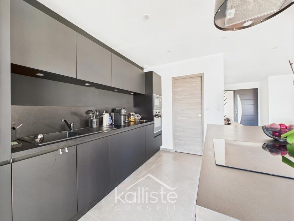 Porticcio – Maison récente avec T2 indépendant et terrasse panoramique – 6 pièces – 4 chambres – 166 m²