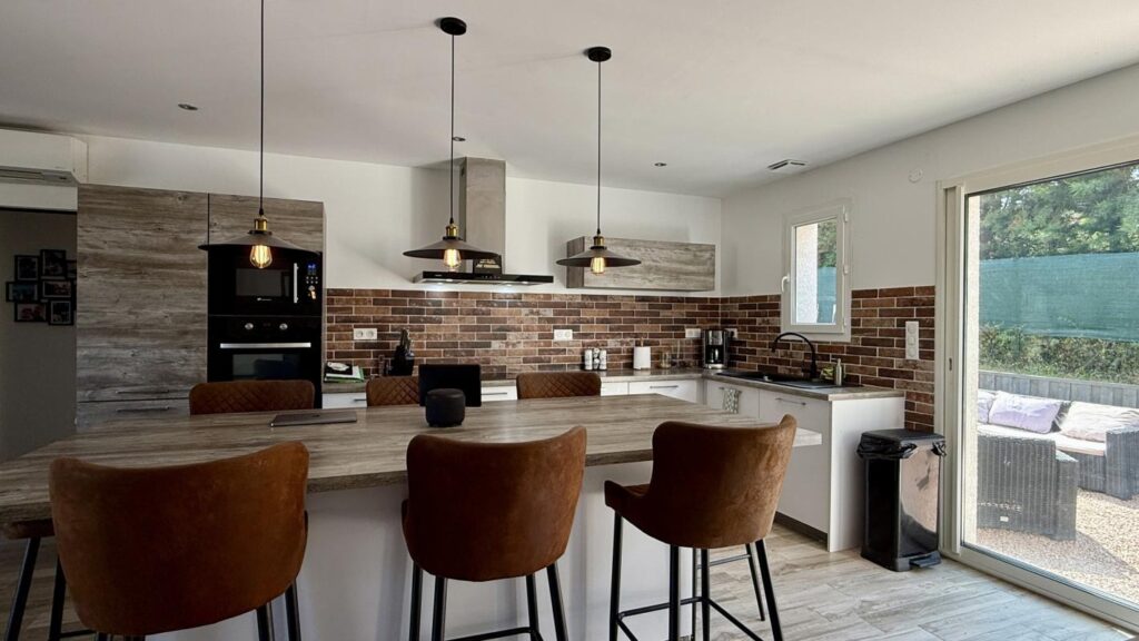 Rare à la vente – Maison contemporaine avec 3 duplex indépendants à PERI – 12 pièces – 7 chambres – 358 m²