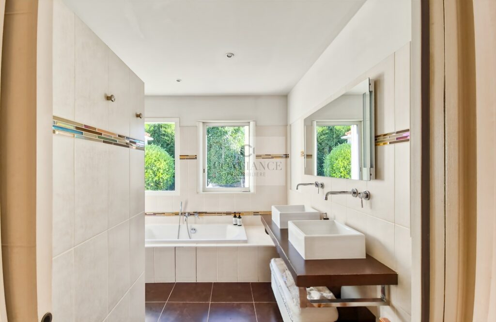 Maison – 6 pièces – 4 chambres – 193 m²