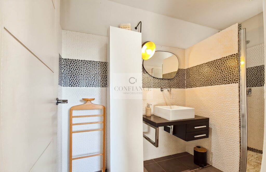 Maison – 6 pièces – 4 chambres – 193 m²