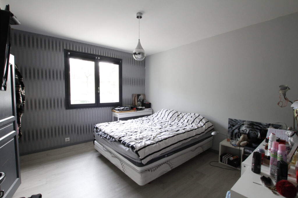 Villa avec piscine  – 8 pièces – 6 chambres – NR  – 240 m²