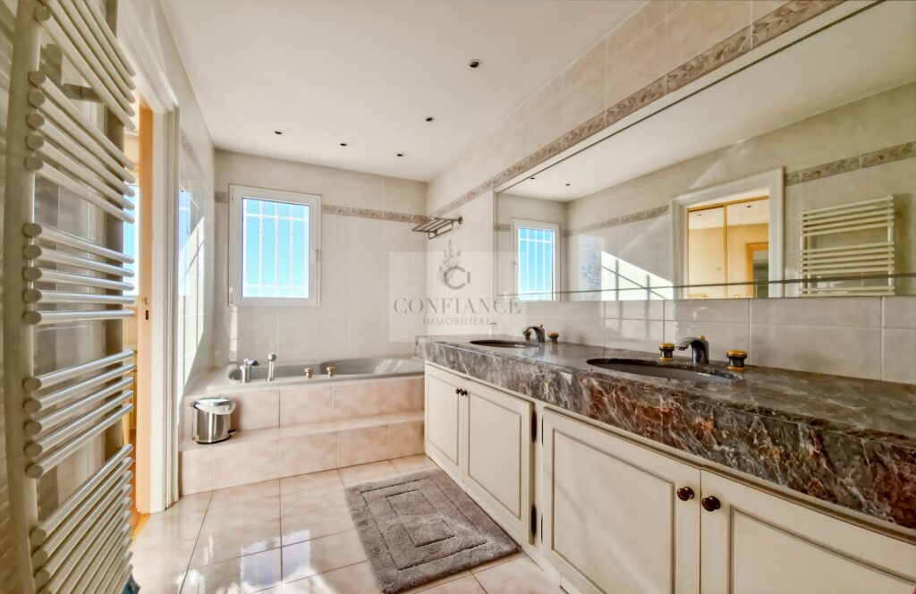 Maison – 6 pièces – 4 chambres – 308 m²