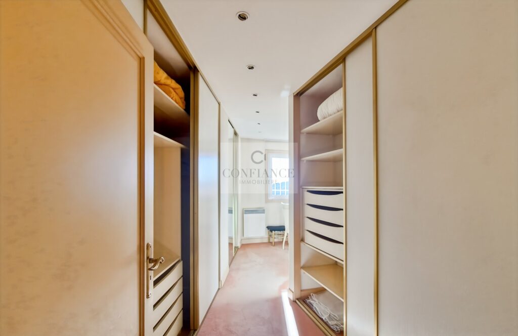 Maison – 6 pièces – 4 chambres – 308 m²