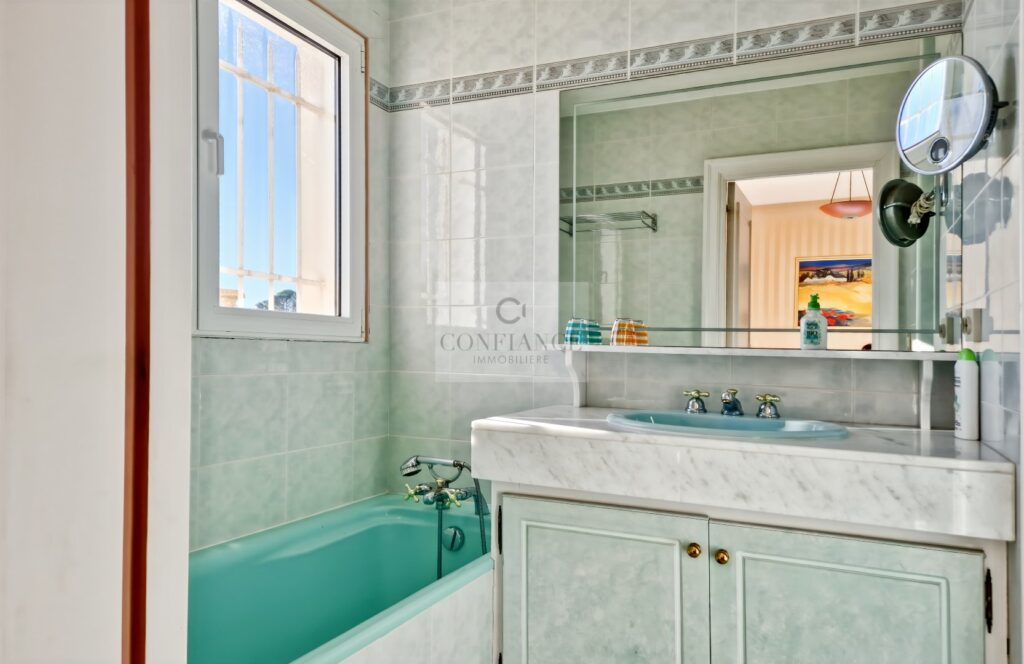 Maison – 6 pièces – 4 chambres – 308 m²