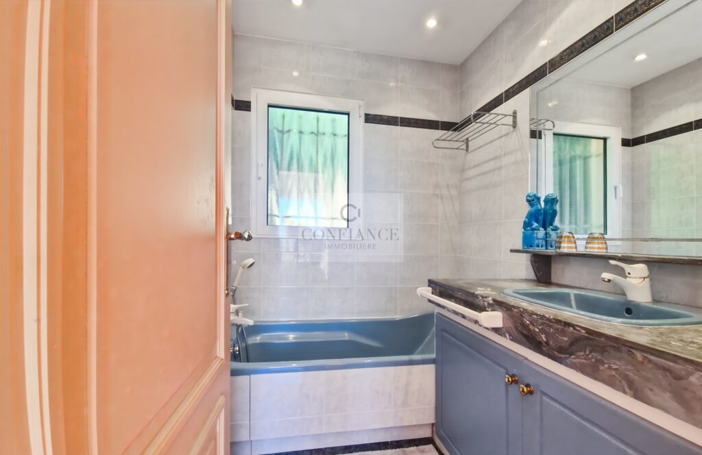 Maison – 6 pièces – 4 chambres – 308 m²