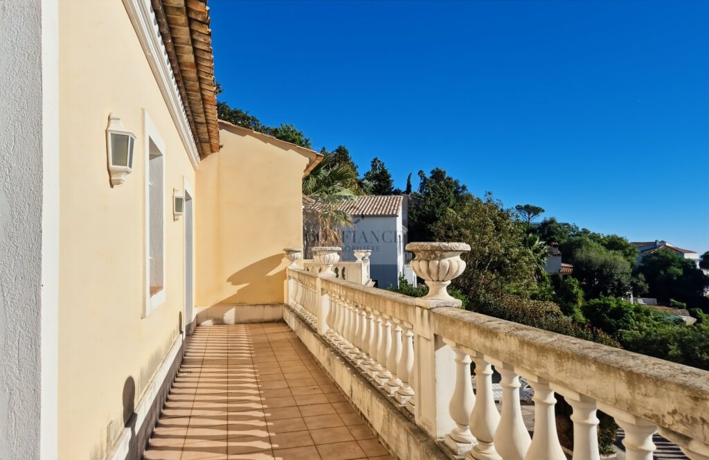 Maison – 6 pièces – 4 chambres – 308 m²